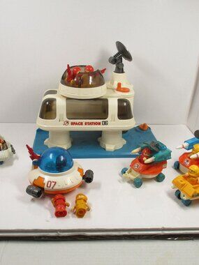 1984 Playworld Toys Playmate Space Station 06 #8000 + 6 Vehicles & 11 Astronauts